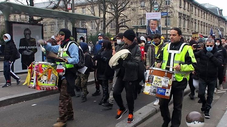 Aşı kartı uygulamasına Paris’te protesto