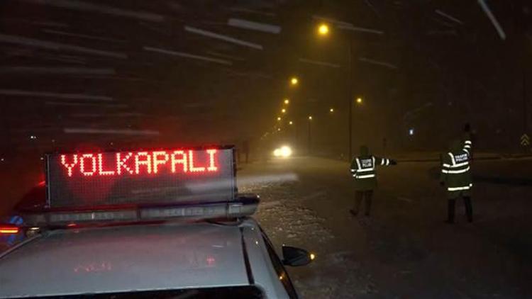 Aksaray’da şiddetli kar ve tipi tüm yolları kapattı