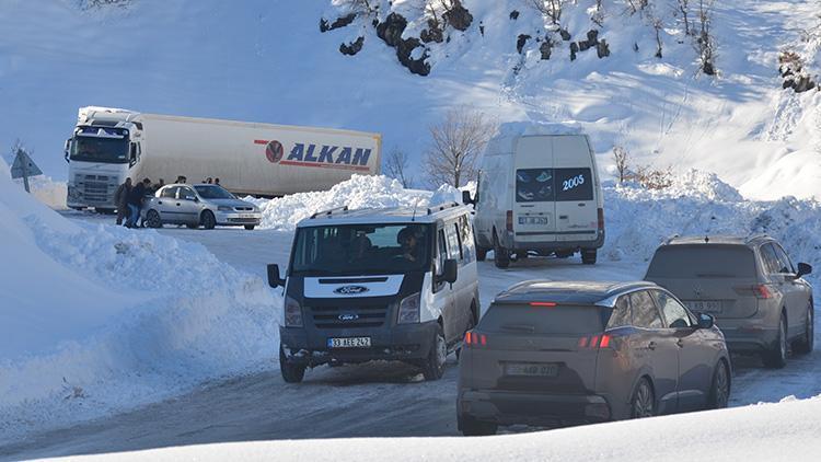 Son dakika... Karayolları Genel Müdürlüğü, kar yağışı nedeniyle ulaşıma kapatılan yolları duyurdu