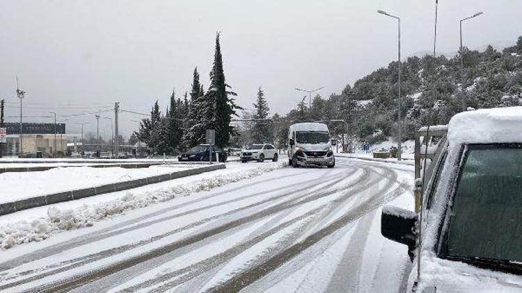Antalyayı Konyaya bağlayan yol saatlerdir kapalı Uzun araç kuyrukları oluştu