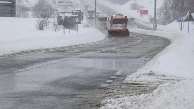 Bolu Dağında İstanbul yönünde ağır tonajlı araçların geçişine izin verilmiyor