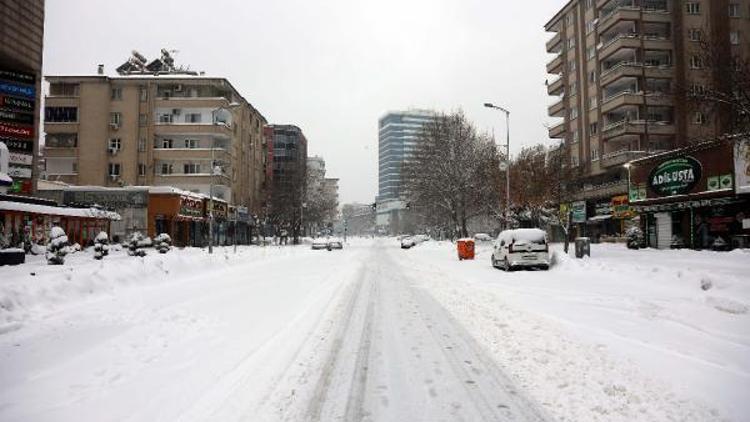 Gaziantepte ikinci kar dalgası başladı Otoyol trafiğe kapatıldı