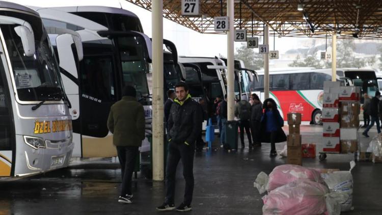 Kar nedeniyle Diyarbakırda otobüs seferleri durduruldu, yolcular otogarda bekletiliyor