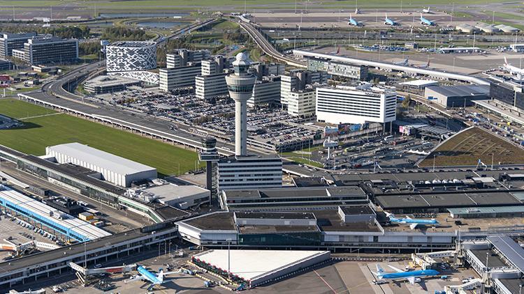 Amsterdama inen kargo uçağının iniş takımlarında kaçak bir yolcu bulundu