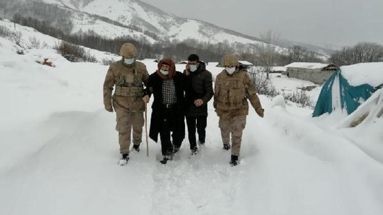 Jandarma, astım hastasını sağlık ekiplerine ulaştırdı