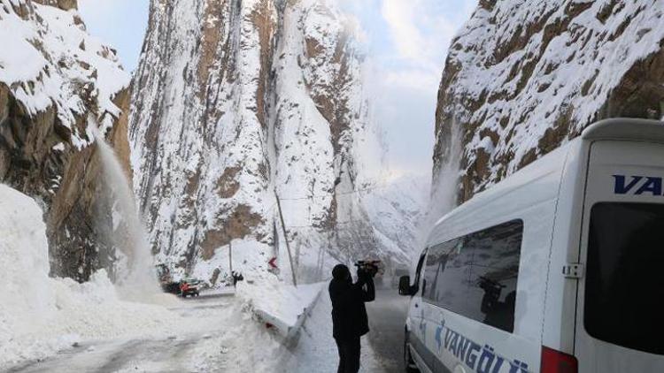 Karayoluna çığ düştü Yolcu minibüsündekiler tehlike atlattı