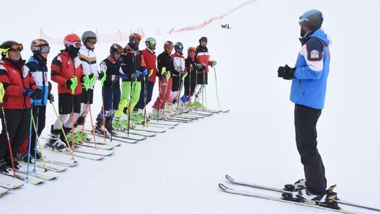 Bitlis’te öğrencilere kayak eğitimi