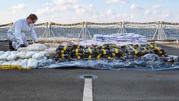 İngiliz donanması, Umman Körfezi’nde 20 milyon dolarlık uyuşturucu ele geçirdi