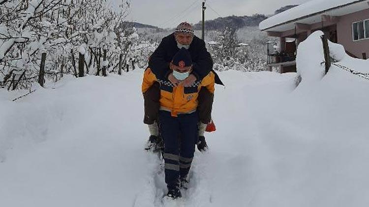 Sağlık çalışanı karla kaplı yolda hastayı sırtında taşıdı