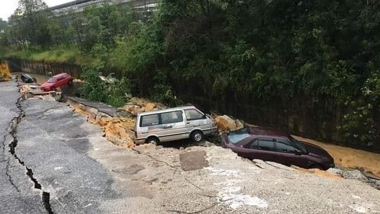 Malezya’da yol çöktü: 5 araç zarar gördü