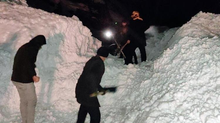 Yüksekova’da çığ düştü 20 yolcu mahsur kaldı: Seferber oldular