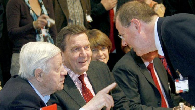 Gerhard Schröder eski eşiyle yine mahkemelik