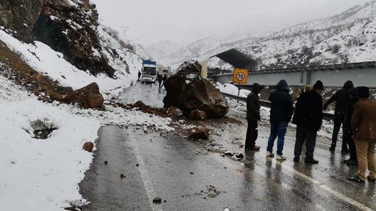 Bitlis-Baykan kara yolu, düşen kayalar nedeniyle 1 saat trafiğe kapalı kaldı