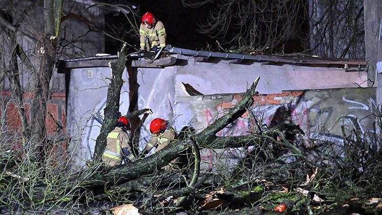 Polonyada fırtına: 1 milyona yakın ev elektriksiz kaldı, 1 kişi öldü