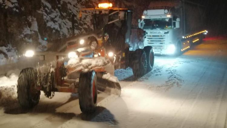 Antalya - Konya karayolu kar yağışı nedeniyle TIRların geçişine kapatıldı