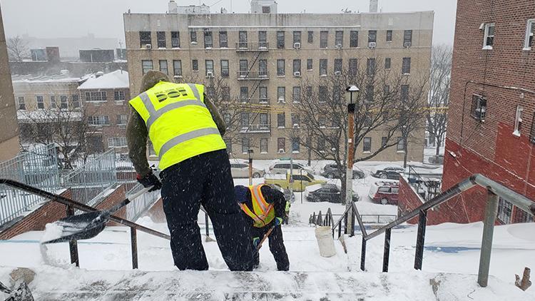 New York’ta şiddetli kar yağışı için çözüm: Geçici kar küreme işçileri