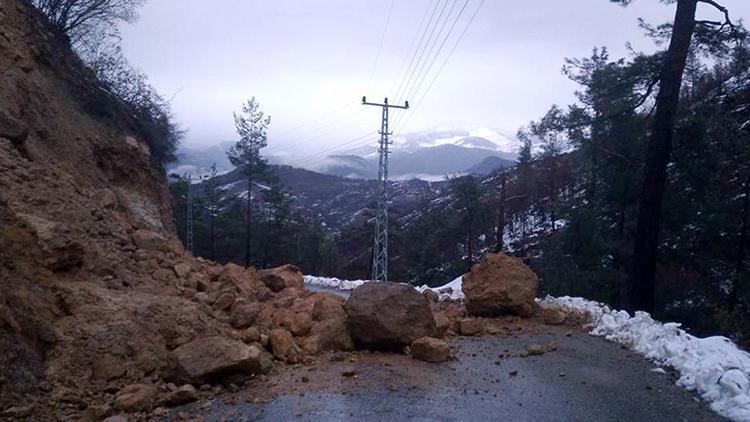 Alanyada heyelan Kaya parçaları yolu kapattı