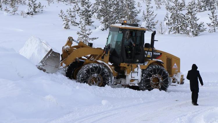 Erzincanda yoğun kar: 126 köy yolu ulaşıma kapandı