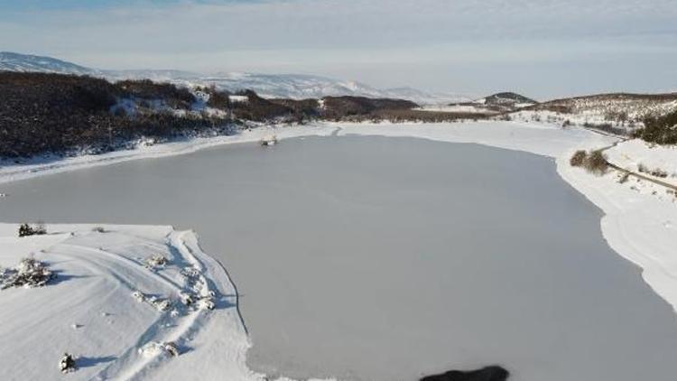 Sulugöl Göletinin yüzeyi buz tuttu: Yollar kapandı