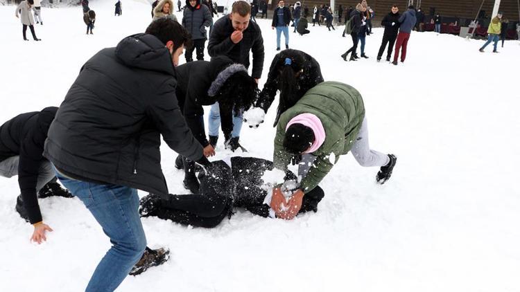 Üniversitelilerin kar topu savaşı