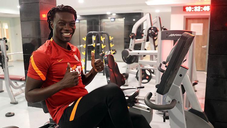 Galatasarayda Sacha Boey müjdesi Gomis kampa katıldı...