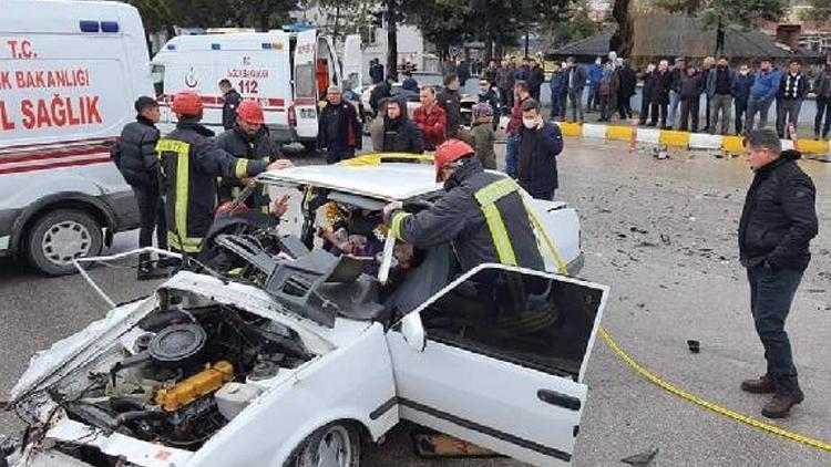 Kütahyada korkunç kaza İki otomobil kafa kafaya çarpıştı: 7 yaralı