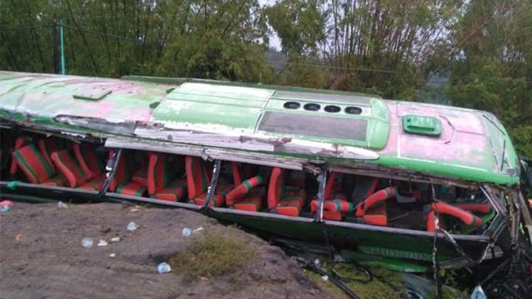 Endonezya’da otobüs kazası: 13 ölü