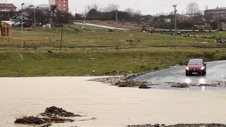 Arnavutköyde dere taştı, araç muayene istasyonu yolu kapandı