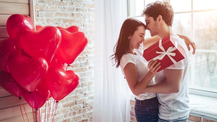 Sevgililer Günü Hediyesi Ne Alınır? Kadın ve Erkek İçin 14 Şubat Sevgililer Günü Hediyesi Fikirleri 2022