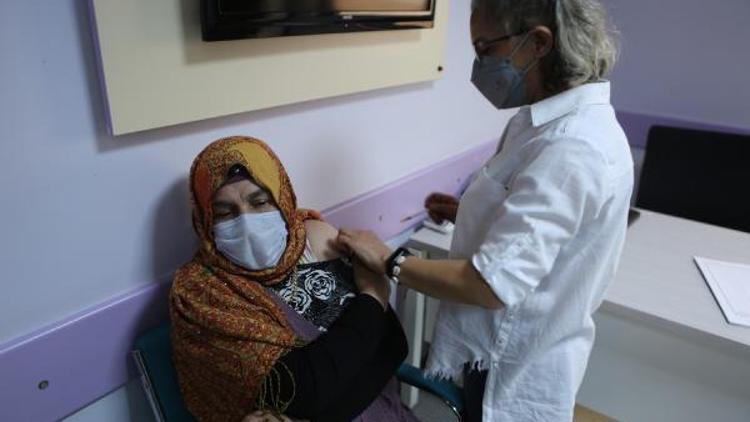 Vaka sayılarının arttığı Tuncelide yerli aşı Turkovac uygulanmaya başlandı