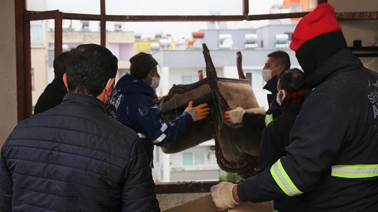 Mersinde komşular ihbar etti, evden 2 kamyon çöp çıktı