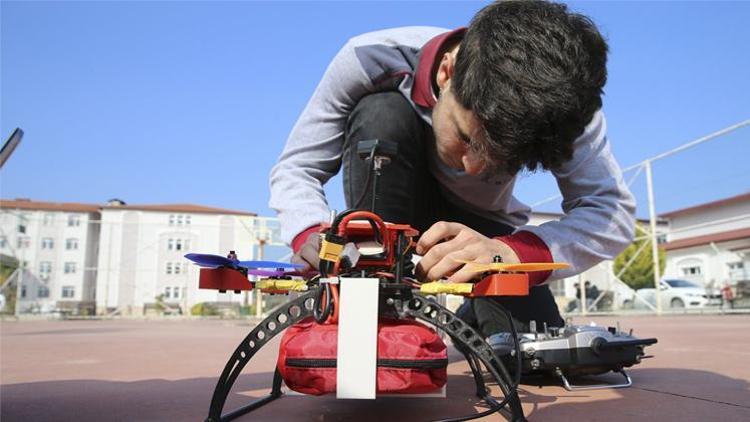 İlk yardım çantası taşıyan dron