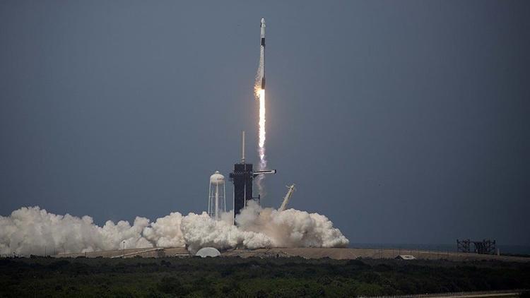 Elon Muskın SpaceX şirketinin 40 uydusu yanarak düştü