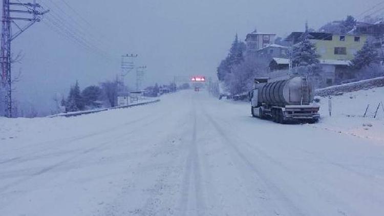 Mersinde Sertavul Geçidi, kar yağışı nedeniyle kapatıldı