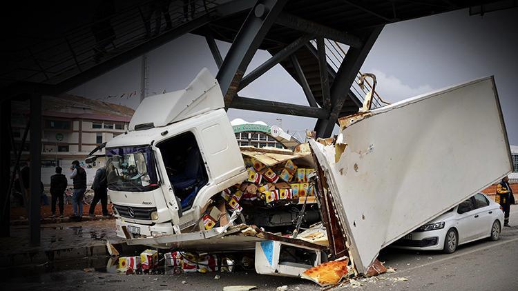 Gaziantep’te TIR dorsesi otomobilin üzerine devrildi