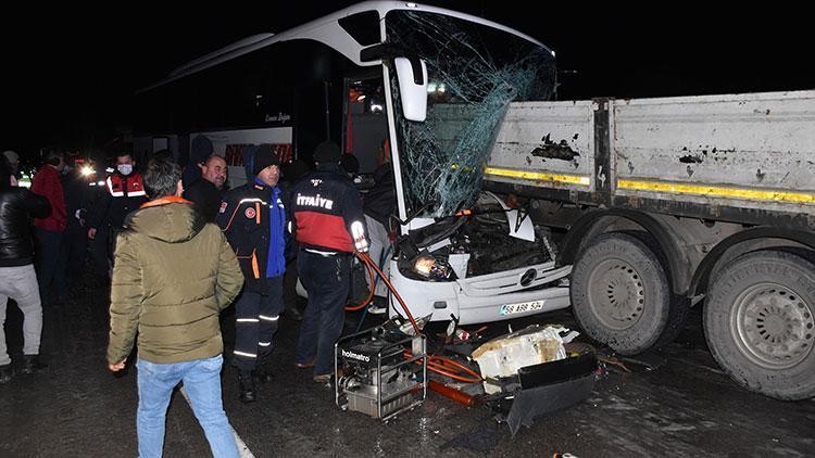 Sivasta feci kaza Yolcu otobüsü TIRa çarptı: 1 ölü, çok sayıda yaralı var