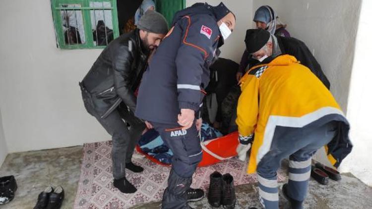 Hastalanan kadın AFAD, UMKE  ekipleri tarafından paletli ambulansla hastaneye ulaştırıldı