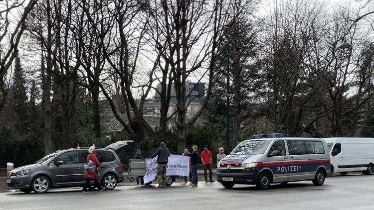 Aşı karşıtı araçlı protestoya polis engeli