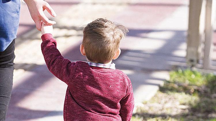 Koruyucu aileden örnek davranış: 3 kişilik ailede 3 soyadı