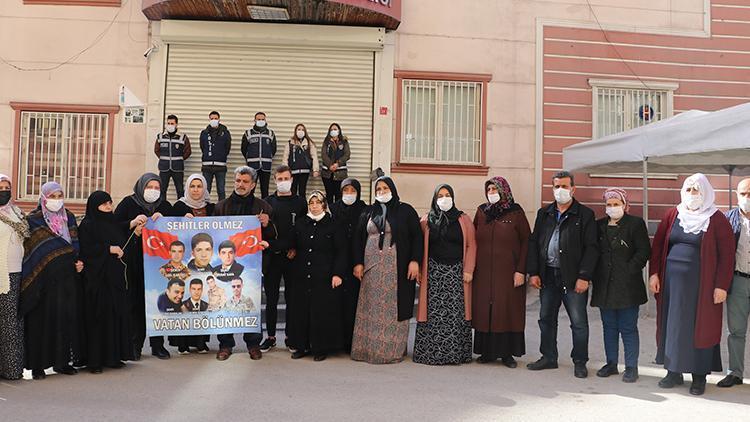 HDP önündeki aileler yıl dönümünde Gara şehitlerini andı