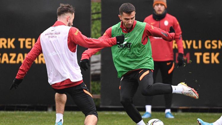 Galatasarayda Emre Kılınç ve Arda Turan takımla çalıştı