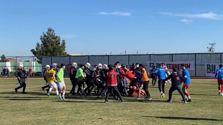 Diyarbakırda amatör lig maçında kavga: 4 yaralı, 2 gözaltı