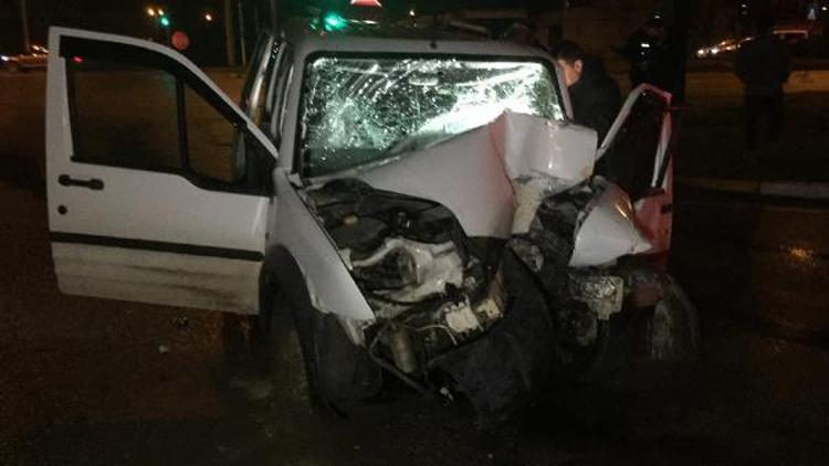 Samsunda hafif ticari araç direğe çarptı: 1 ölü, 1 yaralı