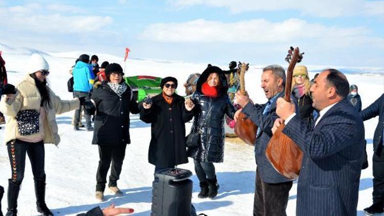 Çıldır Gölüne gelen turistleri halk ozanları karşıladı