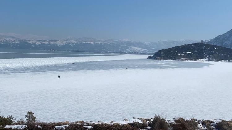 Vatandaşlar tehlikeye aldırış etmeyince buz tutan Eğirdir Gölünde yürüyüşler yasaklandı