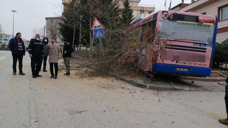 Şoförü rahatsızlandı EGO otobüsü bahçeye daldı