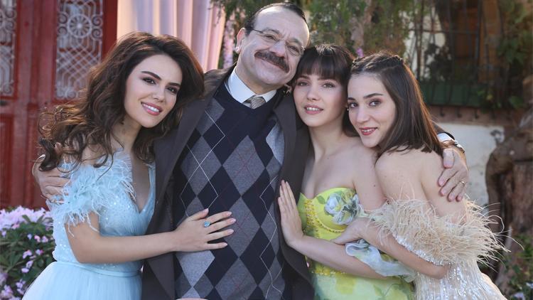 Usta oyuncu Reha Özcan: Hikâyeyi çok sevdim, Üç Kız Kardeş’i iyi ki seçmişim, çok mutluyum