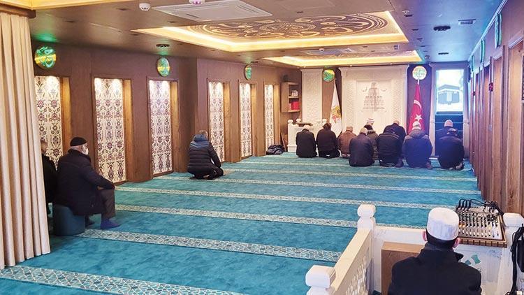 Fıkra gibi cami: Asansörle çıkılıyor, sadece 3 vakit namaz kılınabiliyor