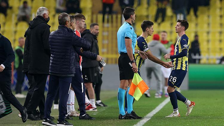 Fenerbahçe - Slavia Prag maçında dördüncü hakem sakatlandı