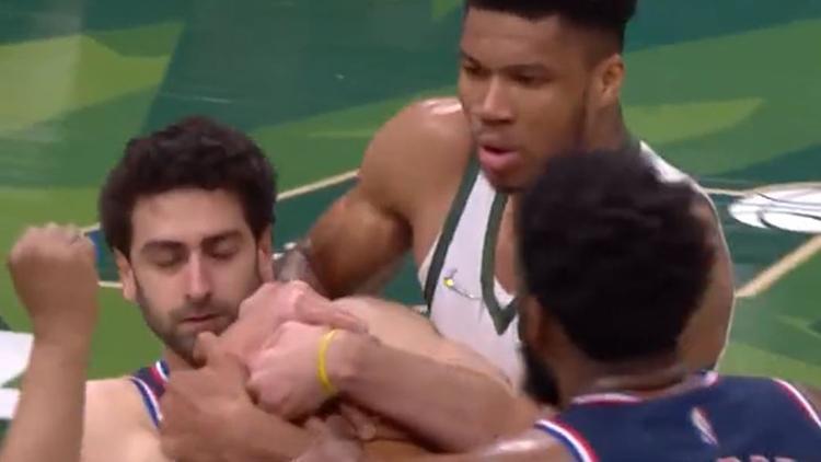 NBAde Furkan Korkmaz ile Giannis Antetokounmponun top kapma savaşı Çok konuşulan görüntü...